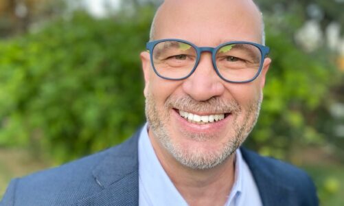 Ex-agente literário de Paulo Coelho fala sobre o mercado editorial e estratégias de marketing do livro