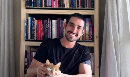 Pequena editora com faturamento de mais de 1 milhão de reais,  investe 240 mil em estande na Bienal, e editor conta sua trajetória