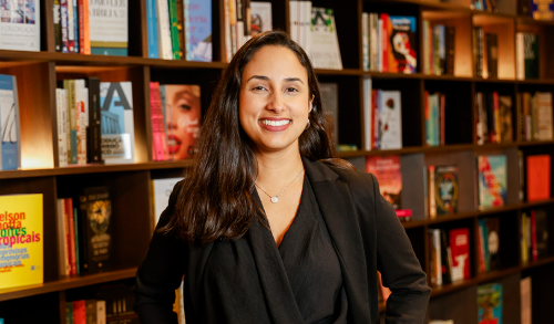 “Acho que o autor tem que ser uma peça fundamental na divulgação, trabalhar em parceria com o marketing da editora e se manter ativo nas redes sociais”