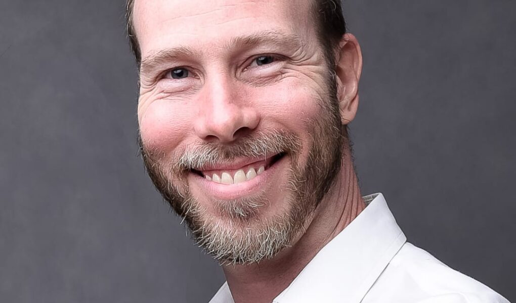 Ele faz escritores ganharem dinheiro. E conta todos os segredos